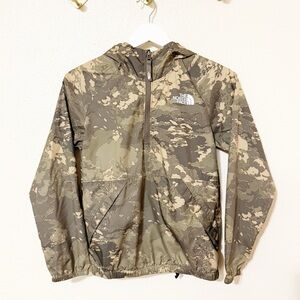 The North Face Kids Packable Wind Breaker Zip Hooded Jacket in Camo size 10-12